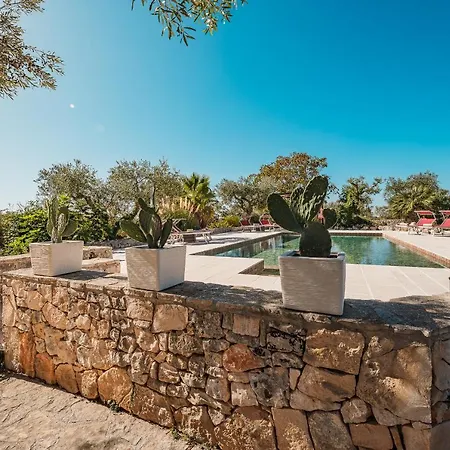Private Trulli Retreat With Pool Near - Trulli Serena Alberobello