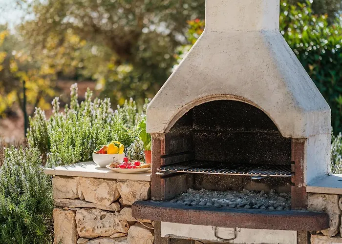Private Trulli Retreat With Pool Near - Trulli Serena Αλμπερομπέλο